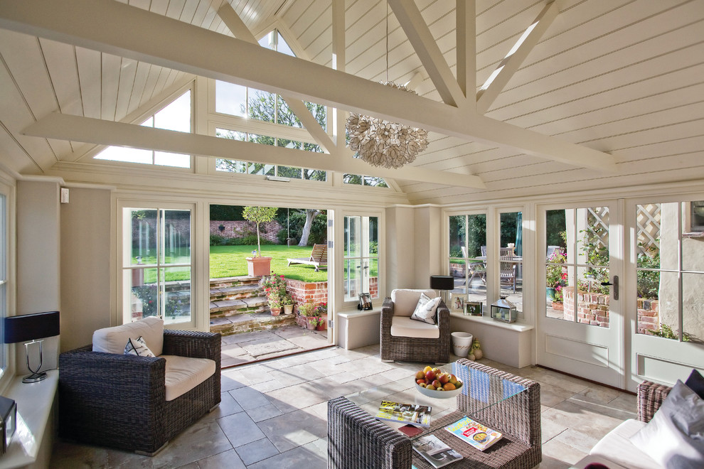 Immagine di una veranda tradizionale con nessun camino, soffitto classico e pavimento beige