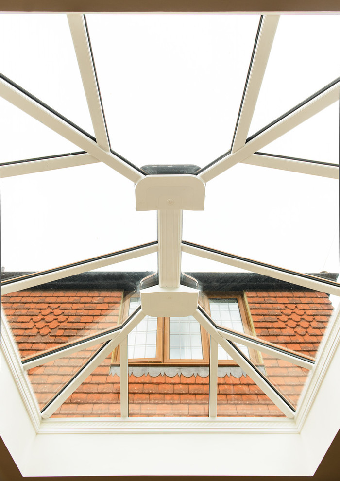 Idéer för ett modernt uterum, med ljust trägolv, takfönster och beiget golv