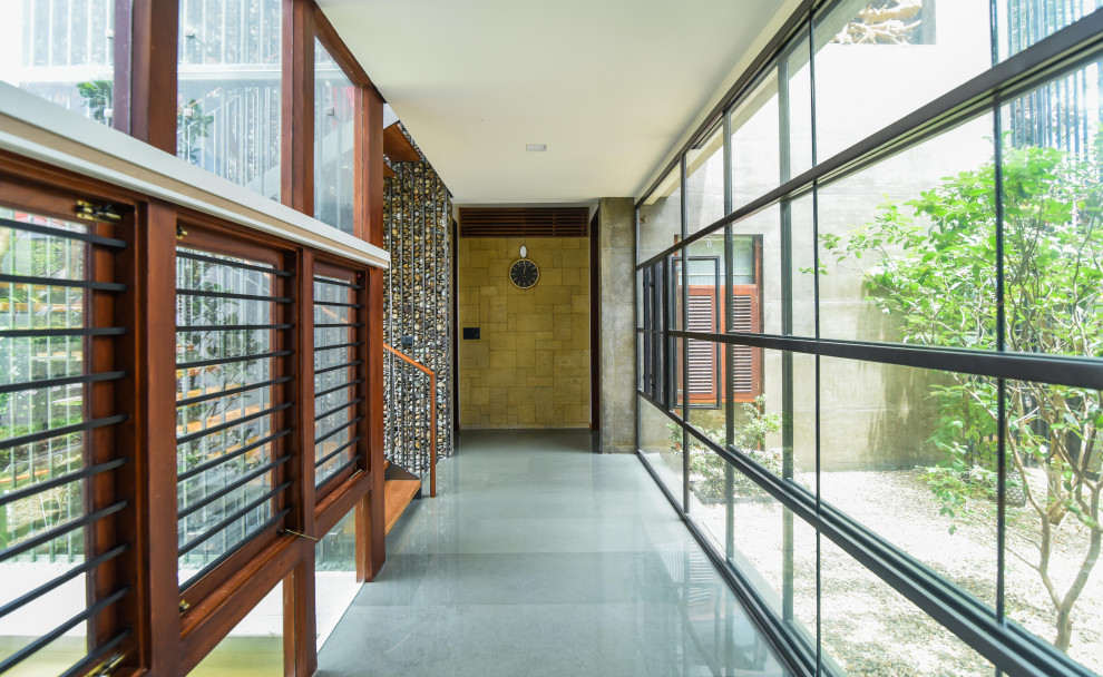 Стильный дизайн: коридор в современном стиле с бетонным полом и серым полом - последний тренд