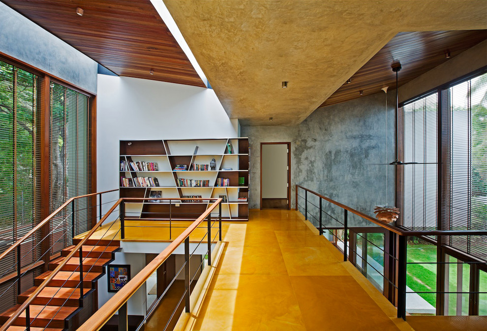 Aménagement d'un couloir contemporain avec un mur blanc et un sol en bois brun.
