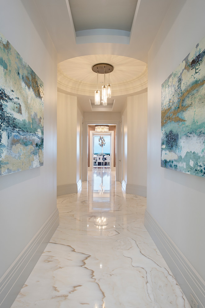 Esempio di un ingresso o corridoio design con pareti bianche e pavimento bianco