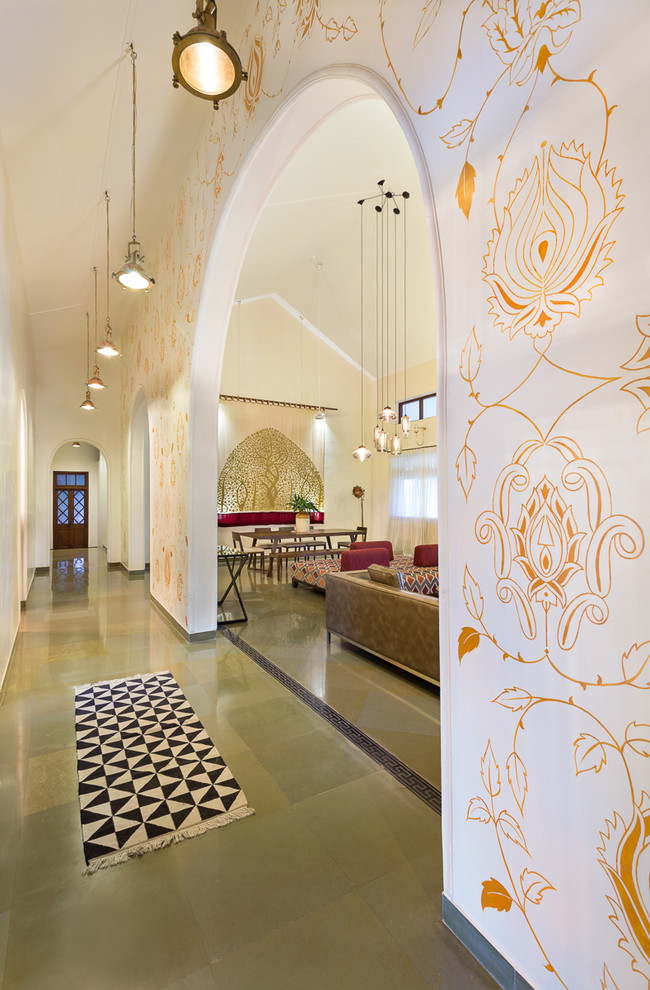 Ejemplo de recibidores y pasillos tradicionales renovados de tamaño medio con paredes blancas y suelo gris