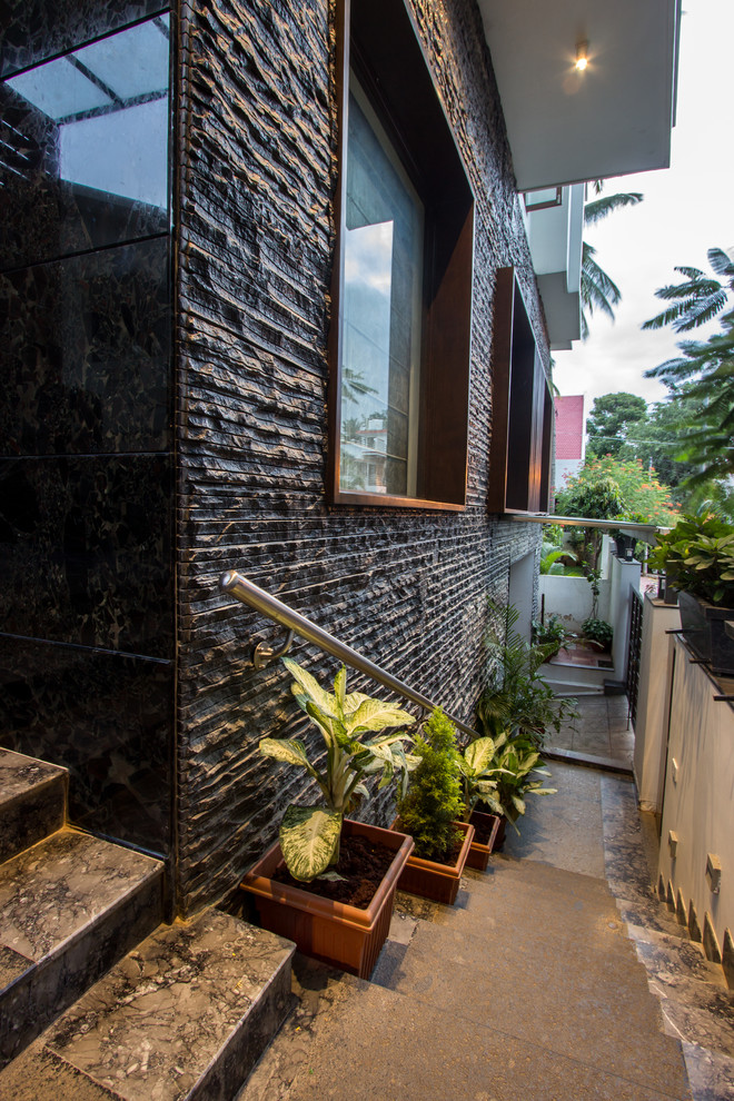 バンガロールにあるコンテンポラリースタイルのおしゃれな廊下の写真