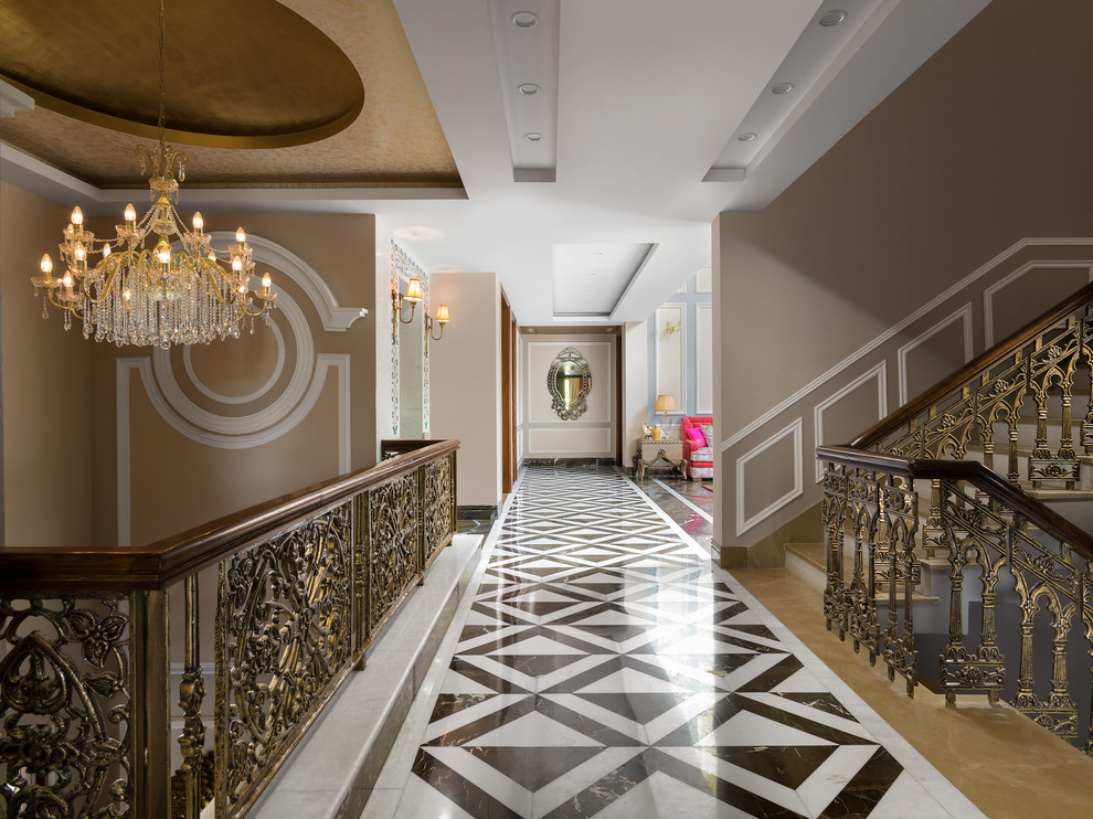 Идея дизайна: коридор в викторианском стиле с коричневыми стенами
