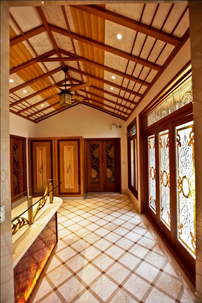 Esempio di un ingresso o corridoio etnico di medie dimensioni con pareti beige e pavimento in marmo