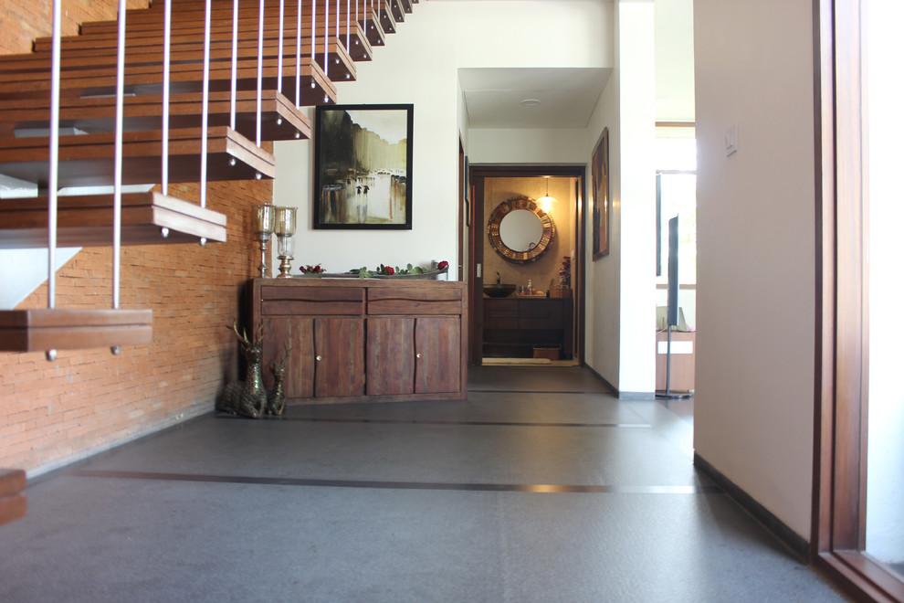 Пример оригинального дизайна: коридор в современном стиле с серым полом