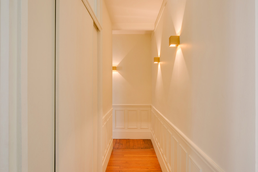 Idéer för en mellanstor klassisk hall, med vita väggar, mörkt trägolv och brunt golv