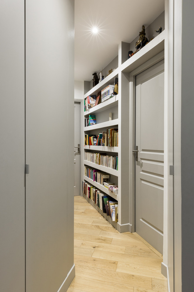 На фото: узкий коридор среднего размера в современном стиле с серыми стенами и бежевым полом