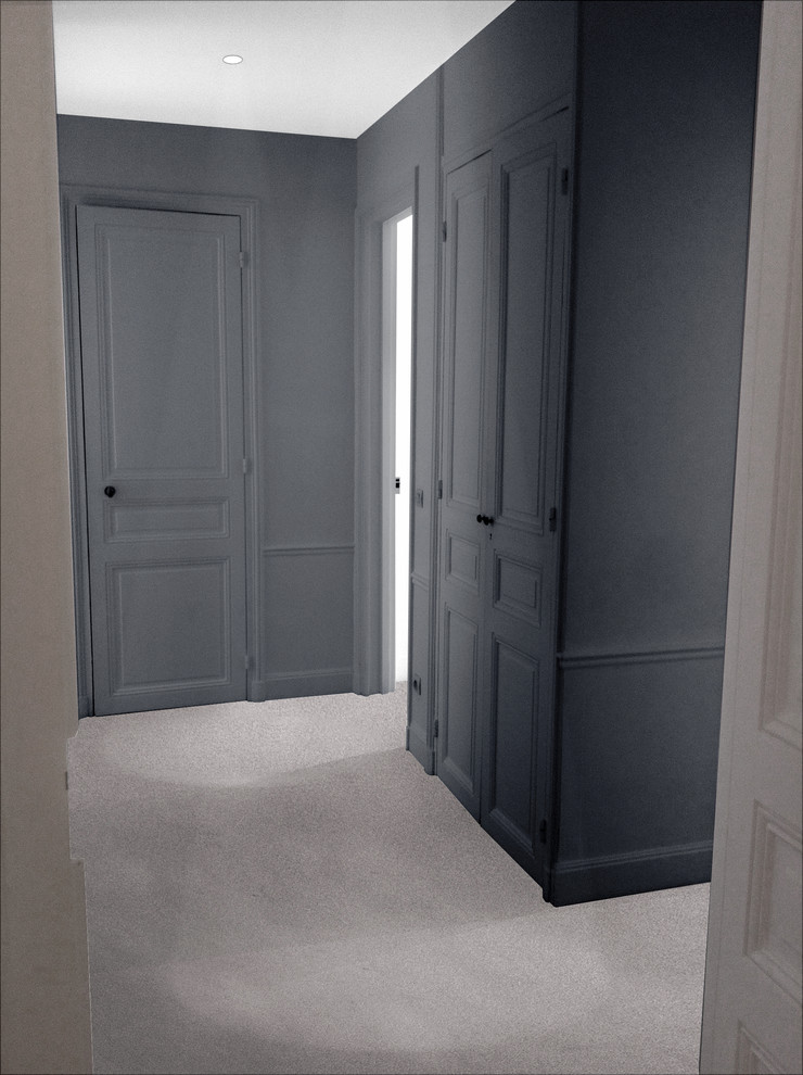 Идея дизайна: большой коридор в современном стиле с серыми стенами и ковровым покрытием