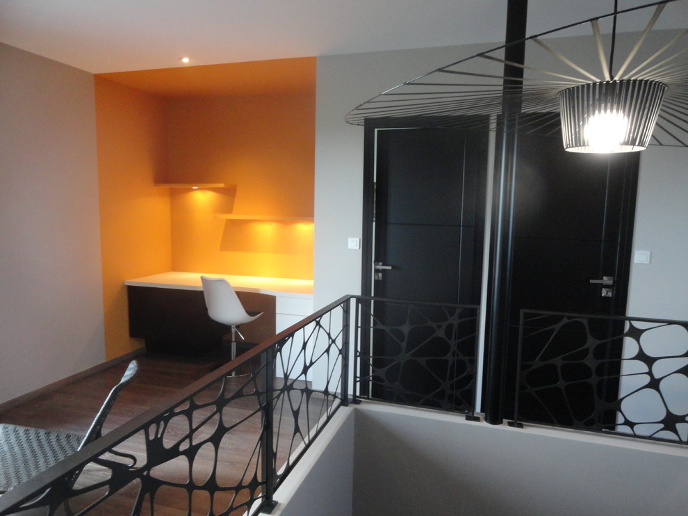 Mittelgroßer Moderner Flur mit grauer Wandfarbe und dunklem Holzboden in Rennes