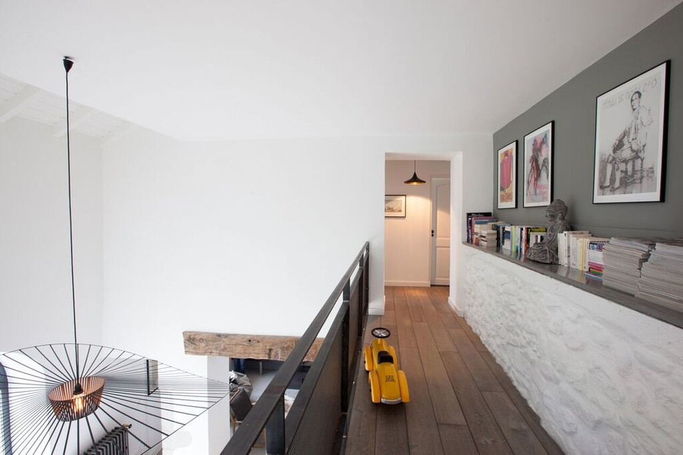 На фото: коридор среднего размера в стиле лофт с серыми стенами, светлым паркетным полом и коричневым полом