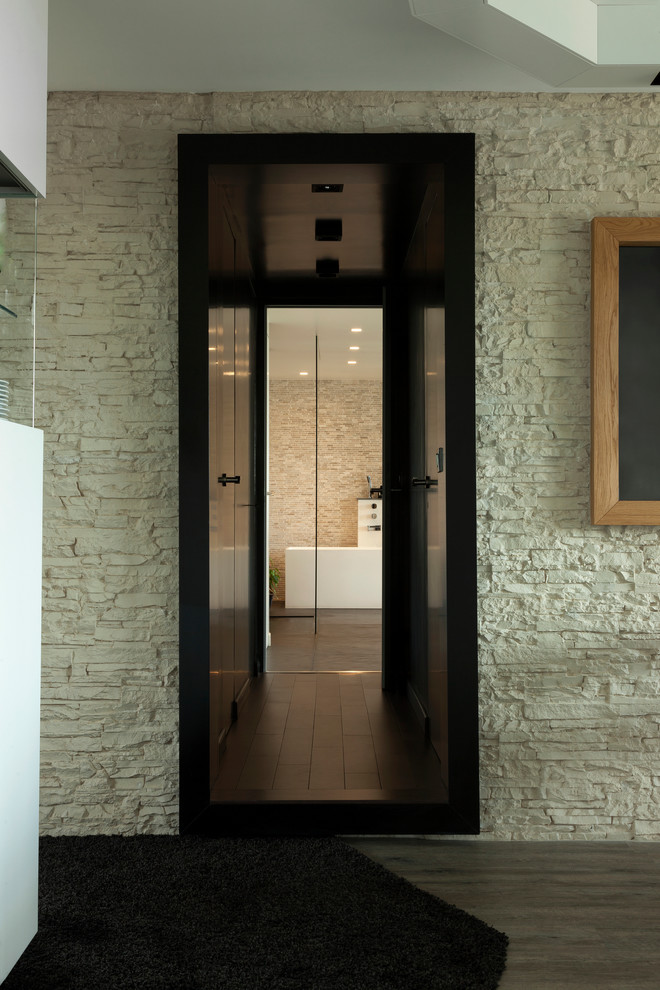 Стильный дизайн: коридор среднего размера в современном стиле с бежевыми стенами, деревянным полом и серым полом - последний тренд