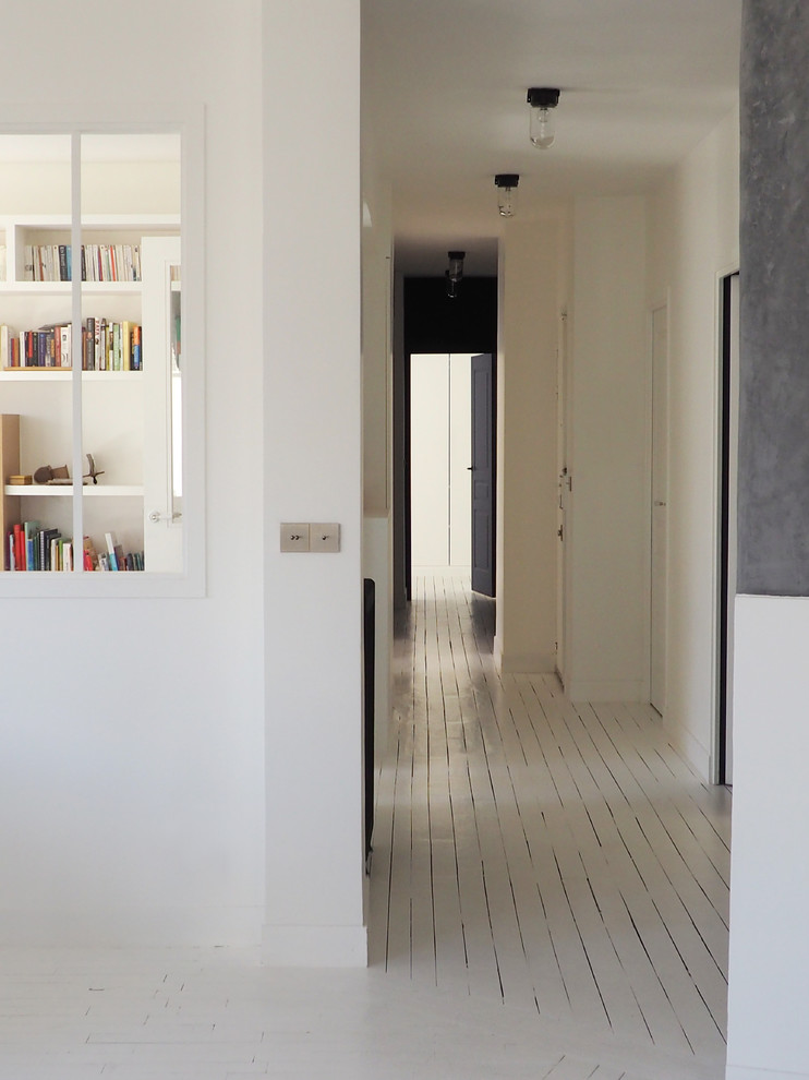 Идея дизайна: коридор среднего размера в современном стиле с белыми стенами, деревянным полом и белым полом