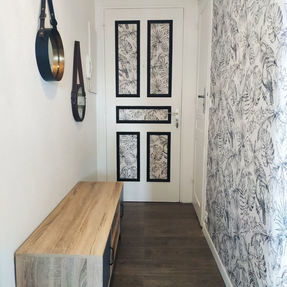 Idée de décoration pour un petit couloir ethnique avec un sol en bois brun, un sol marron et un mur blanc.