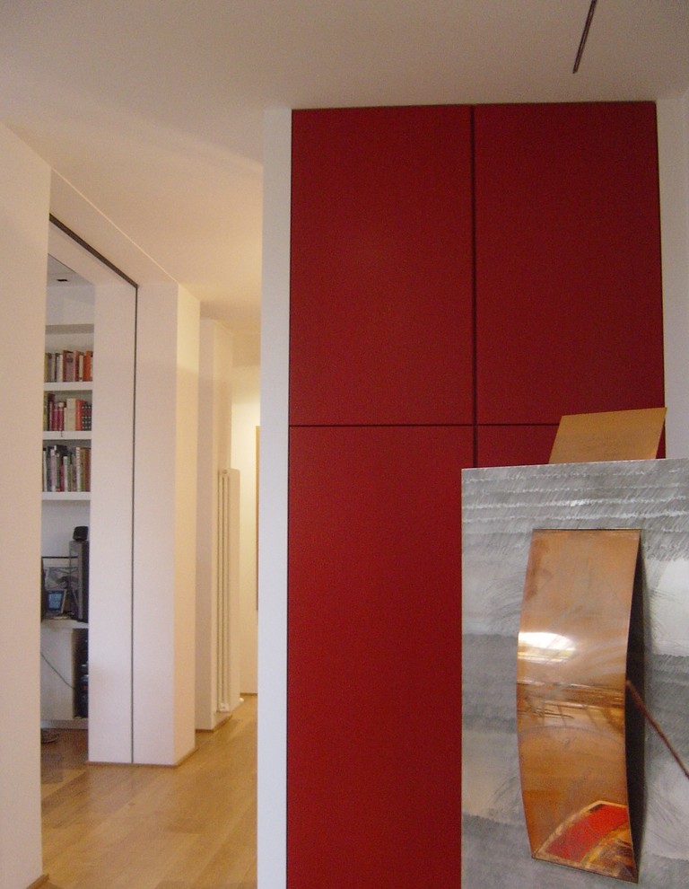 Geräumiger Moderner Flur mit weißer Wandfarbe, hellem Holzboden und beigem Boden in Rom