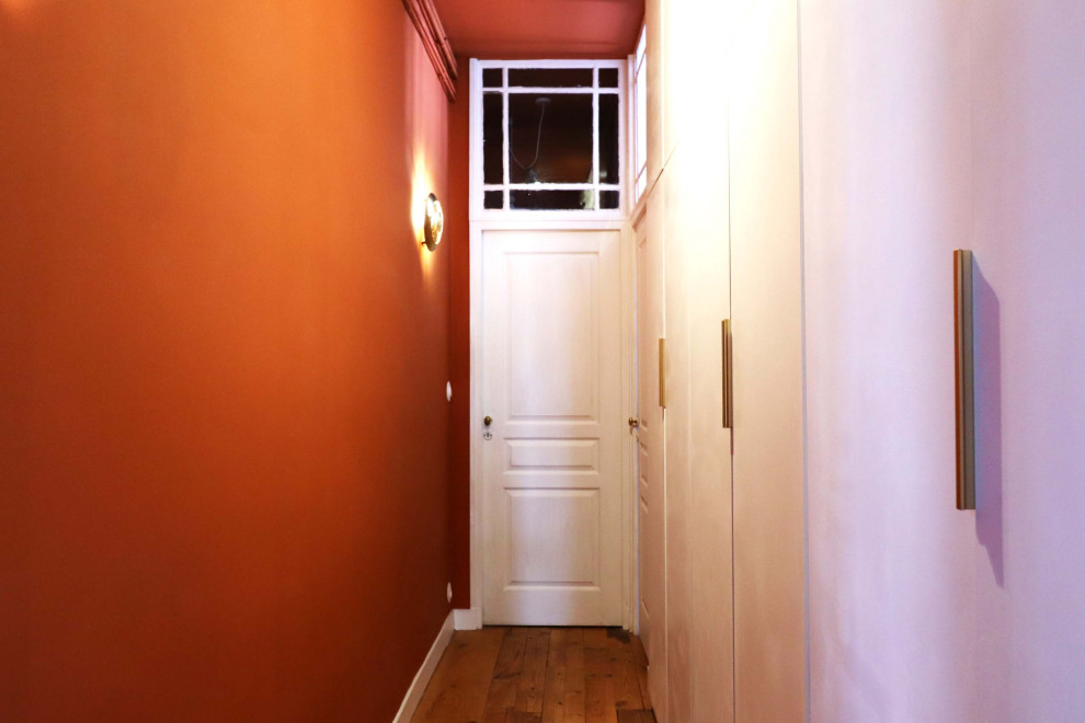 Пример оригинального дизайна: коридор среднего размера в стиле неоклассика (современная классика) с красными стенами, светлым паркетным полом и бежевым полом