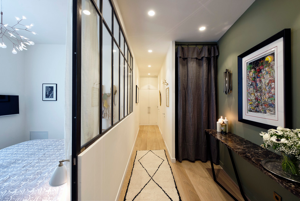Example of a trendy hallway design in Paris