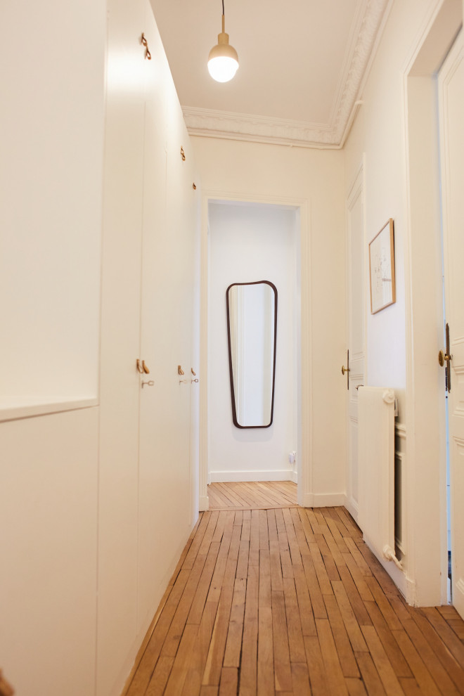 На фото: коридор среднего размера в стиле фьюжн с белыми стенами