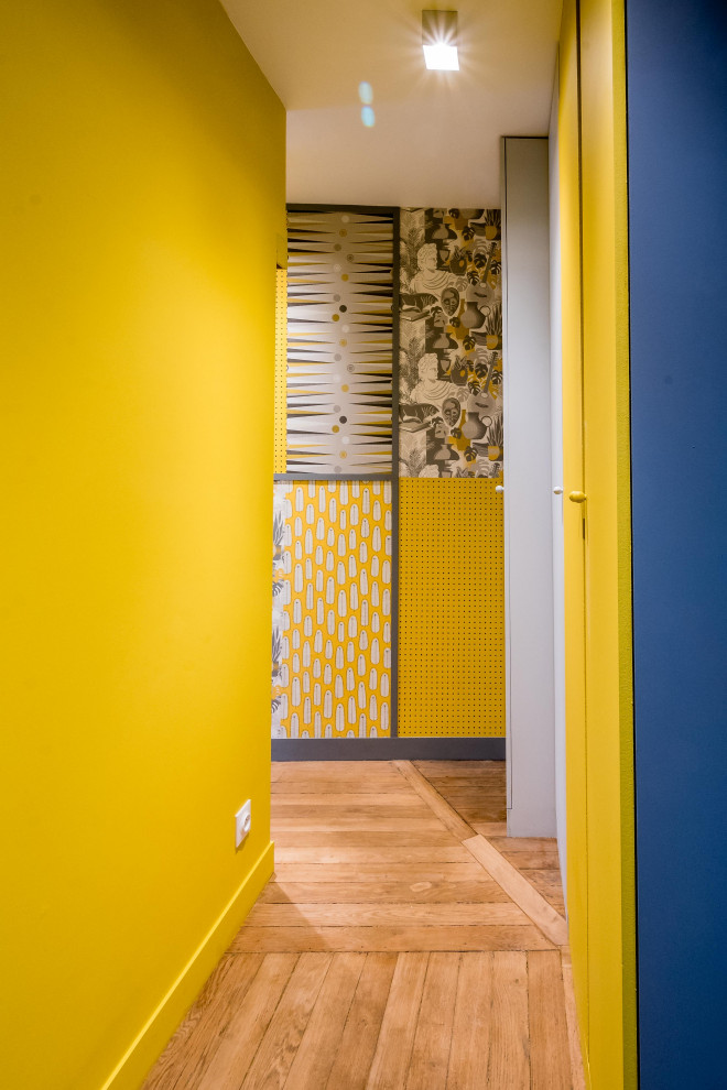 Пример оригинального дизайна: маленький коридор в стиле фьюжн с желтыми стенами, светлым паркетным полом, бежевым полом и обоями на стенах для на участке и в саду