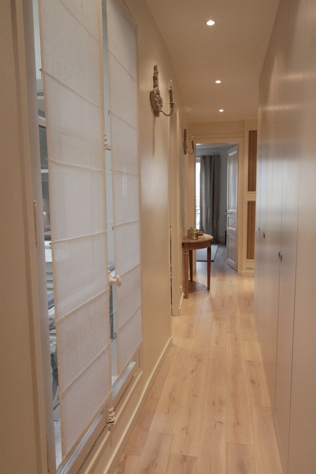 Exemple d'un très grand couloir chic avec un mur gris, parquet clair et un sol beige.