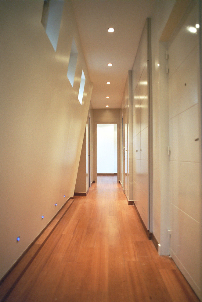 Imagen de recibidores y pasillos contemporáneos con suelo de madera en tonos medios