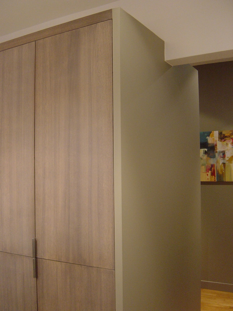 Aménagement d'un petit couloir contemporain avec un mur marron, parquet clair et un sol beige.