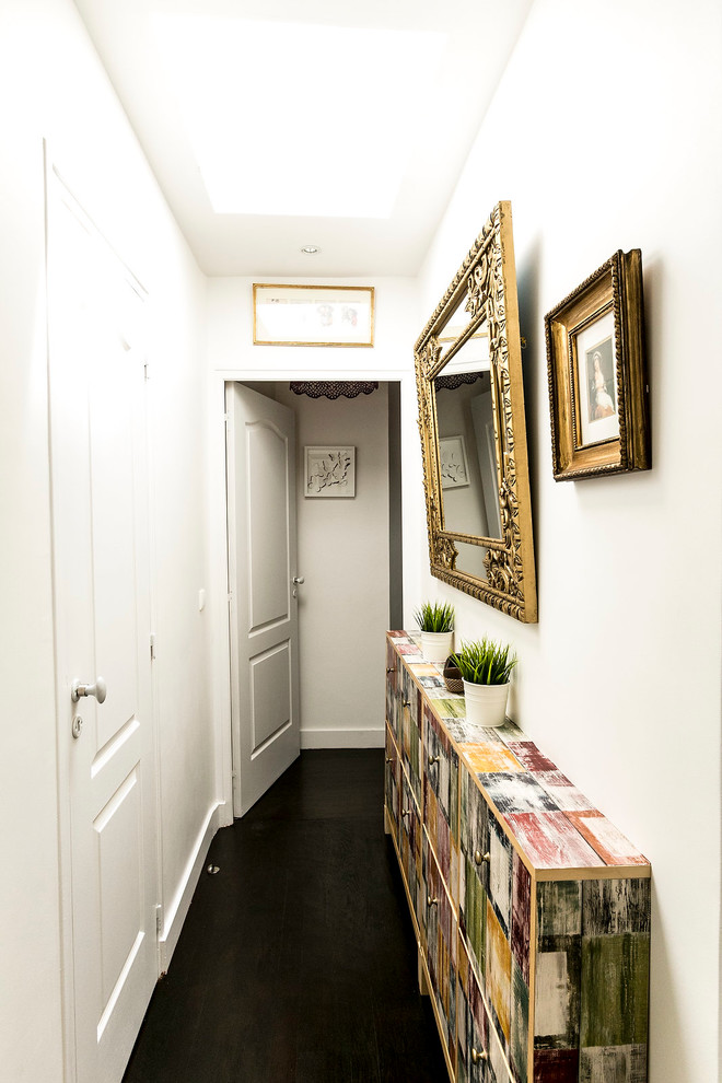 На фото: коридор среднего размера в современном стиле с белыми стенами с