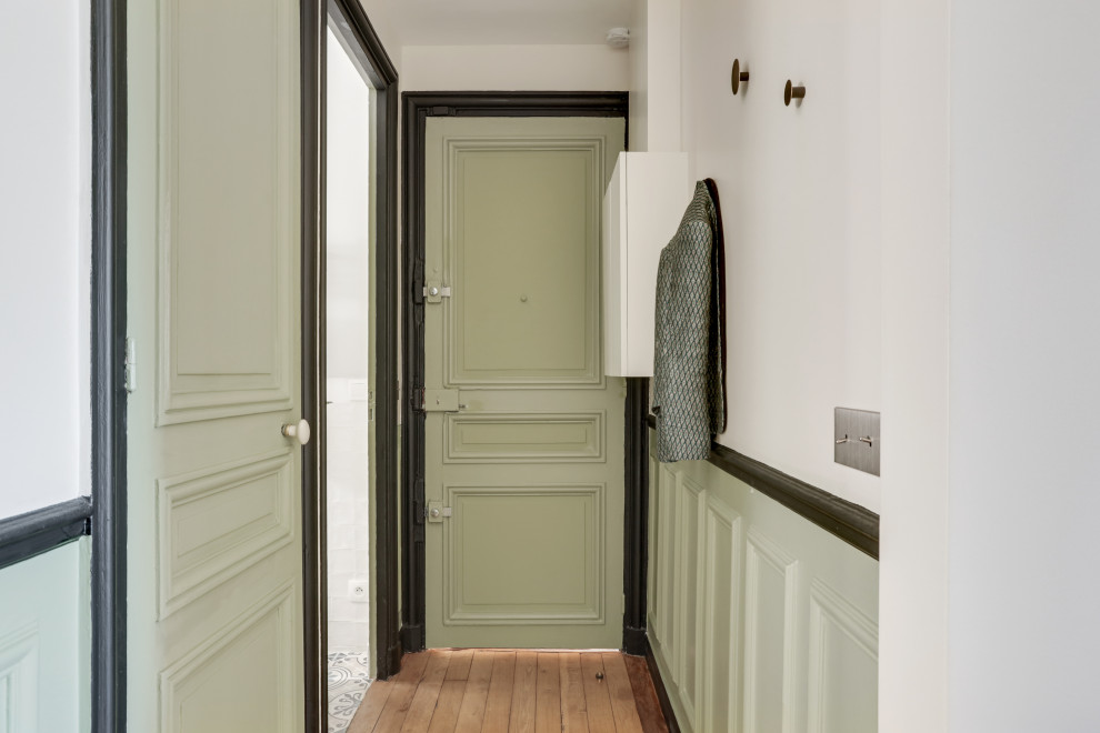 Klassischer Flur mit grüner Wandfarbe und hellem Holzboden in Paris