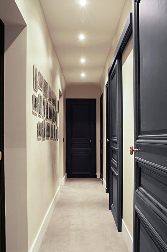 На фото: коридор в стиле неоклассика (современная классика) с бежевыми стенами и ковровым покрытием