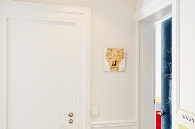Esempio di un ingresso o corridoio minimalista di medie dimensioni con pareti beige