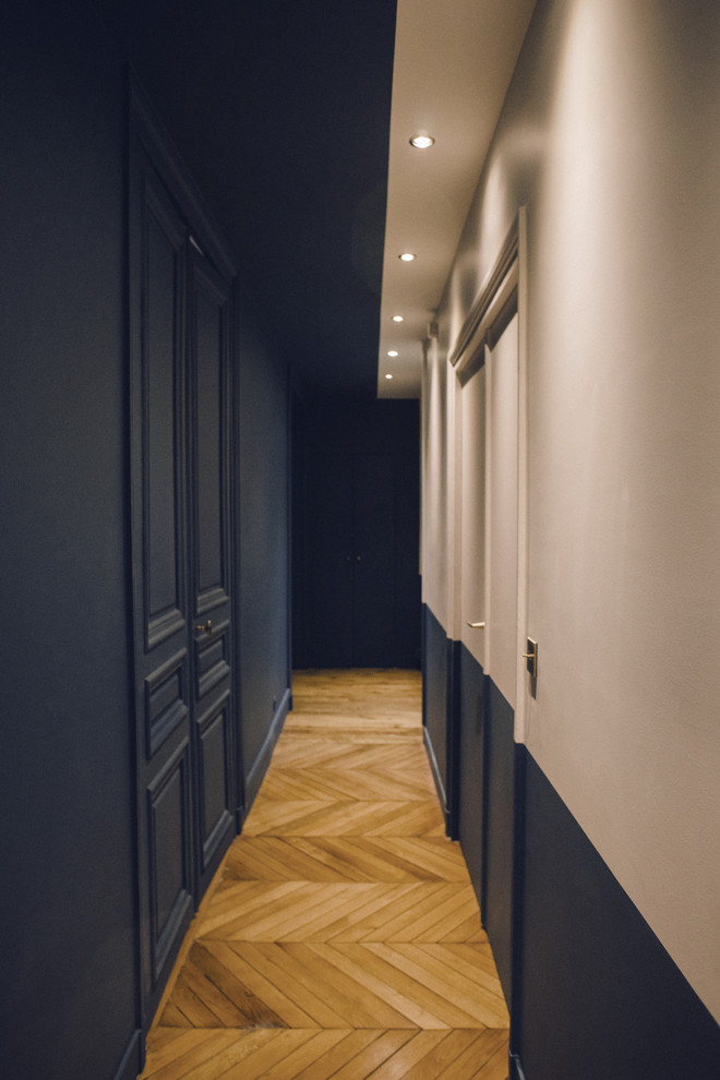 Свежая идея для дизайна: маленький коридор в современном стиле с синими стенами и светлым паркетным полом для на участке и в саду - отличное фото интерьера