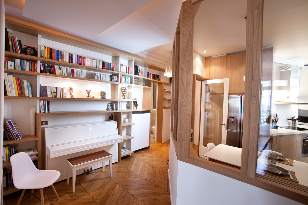 Großer Moderner Flur mit weißer Wandfarbe und braunem Holzboden in Paris