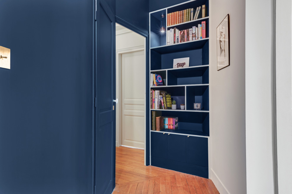 Foto di un piccolo ingresso o corridoio chic con pareti blu e pavimento in legno massello medio