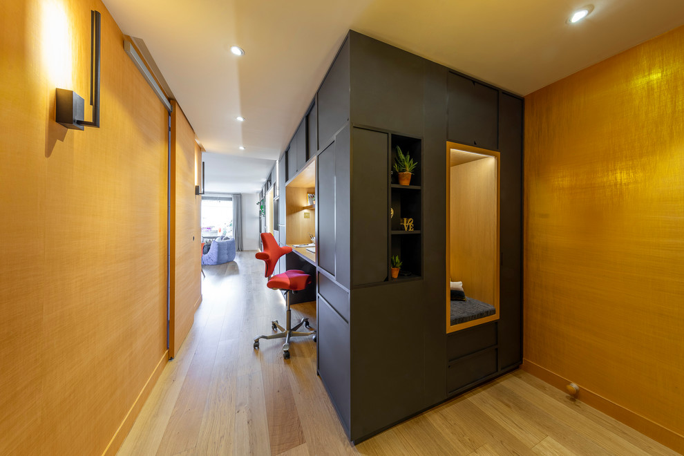 Источник вдохновения для домашнего уюта: маленький коридор в стиле модернизм с желтыми стенами, светлым паркетным полом и коричневым полом для на участке и в саду