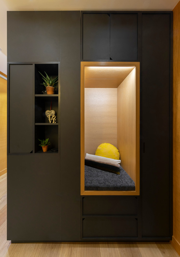 Imagen de recibidores y pasillos modernos pequeños con paredes amarillas, suelo de madera clara y suelo marrón