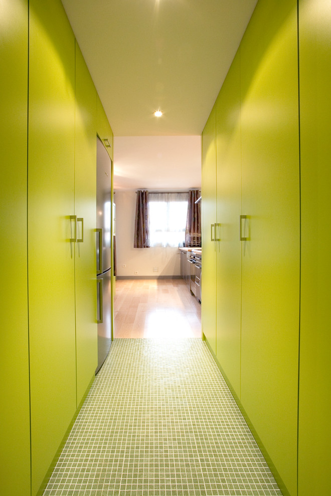 Exempel på en mellanstor modern hall, med gröna väggar