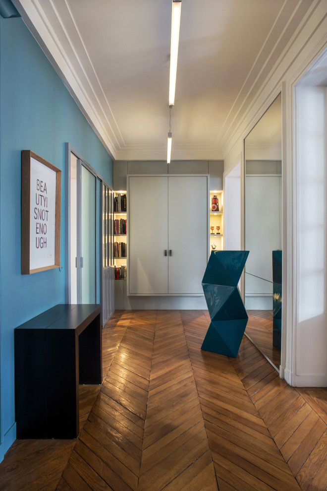 Источник вдохновения для домашнего уюта: коридор в современном стиле с синими стенами, паркетным полом среднего тона и коричневым полом