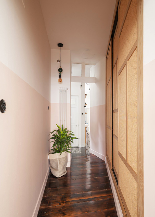 Diseño de recibidores y pasillos nórdicos pequeños con paredes rosas y suelo de madera en tonos medios