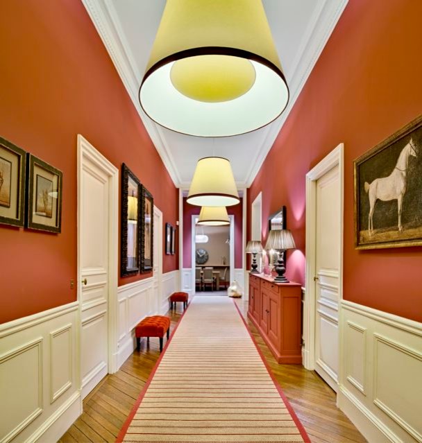 グルノーブルにある巨大なトランジショナルスタイルのおしゃれな廊下 (オレンジの壁、無垢フローリング) の写真