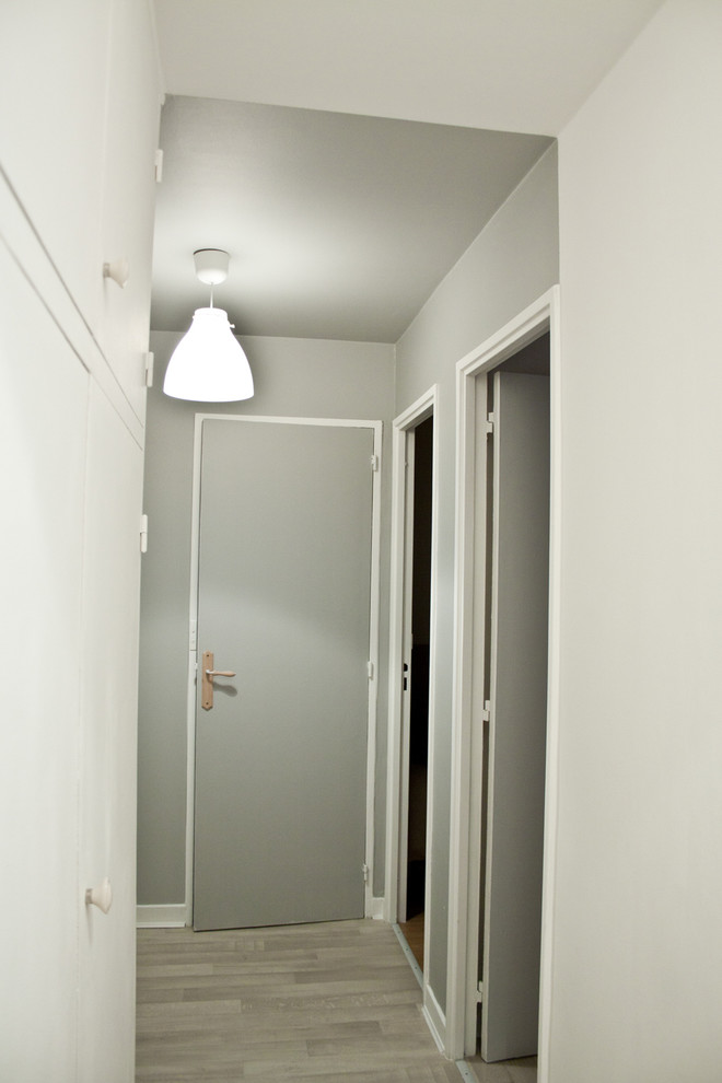 Стильный дизайн: коридор с серыми стенами, полом из линолеума и бежевым полом - последний тренд