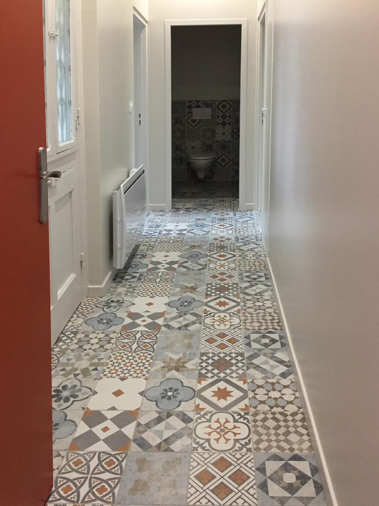 Immagine di un ingresso o corridoio tradizionale di medie dimensioni con pareti beige, pavimento con piastrelle in ceramica e pavimento multicolore