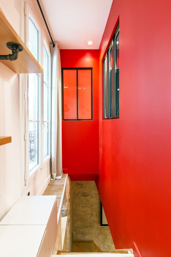 Пример оригинального дизайна: коридор среднего размера в восточном стиле с красными стенами, паркетным полом среднего тона и коричневым полом
