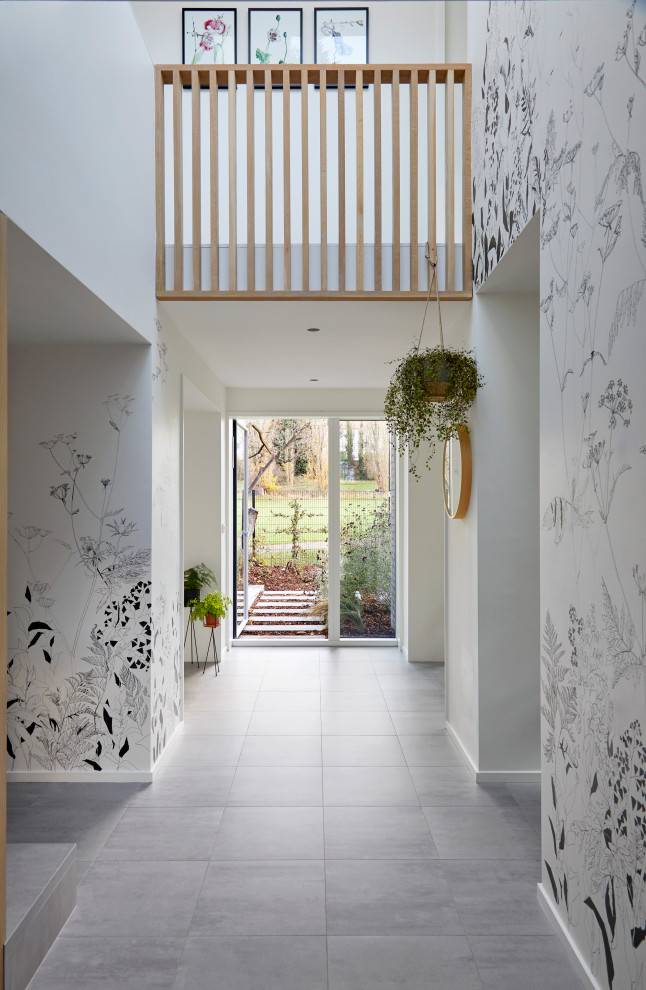 Источник вдохновения для домашнего уюта: большой коридор в современном стиле с белыми стенами, серым полом и обоями на стенах