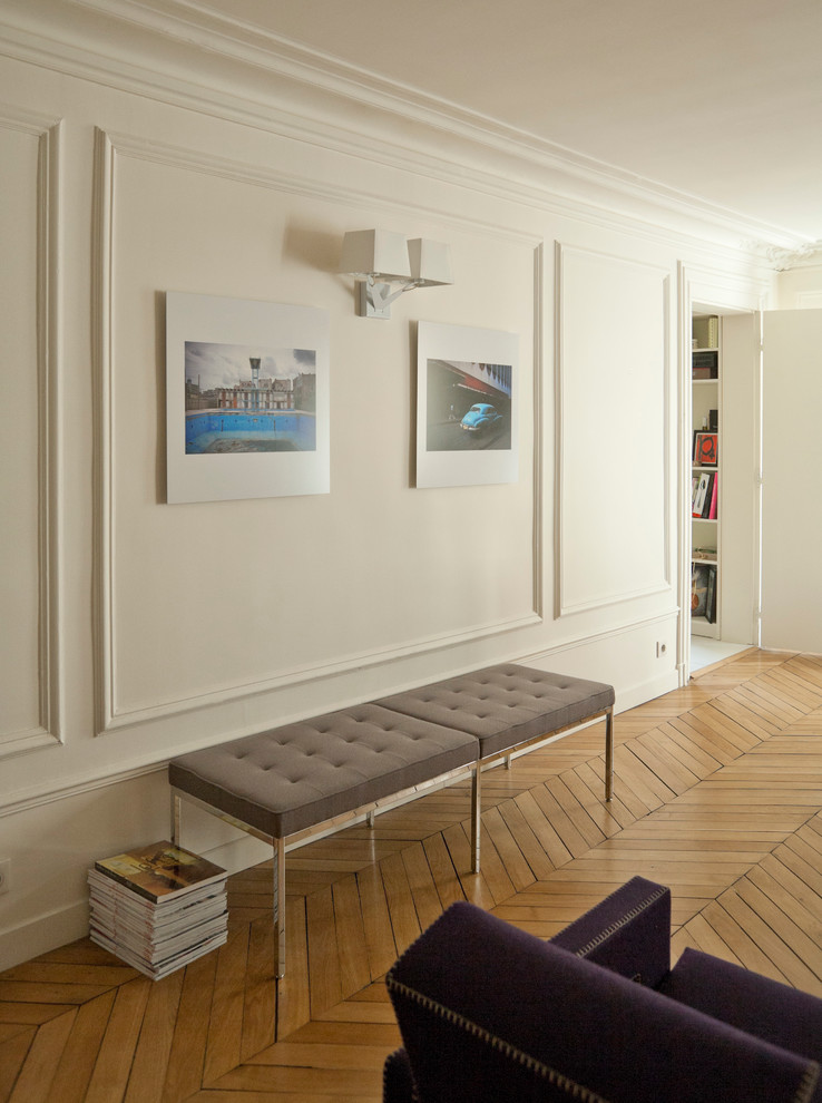 Mittelgroßer Skandinavischer Flur mit weißer Wandfarbe und braunem Holzboden in Paris