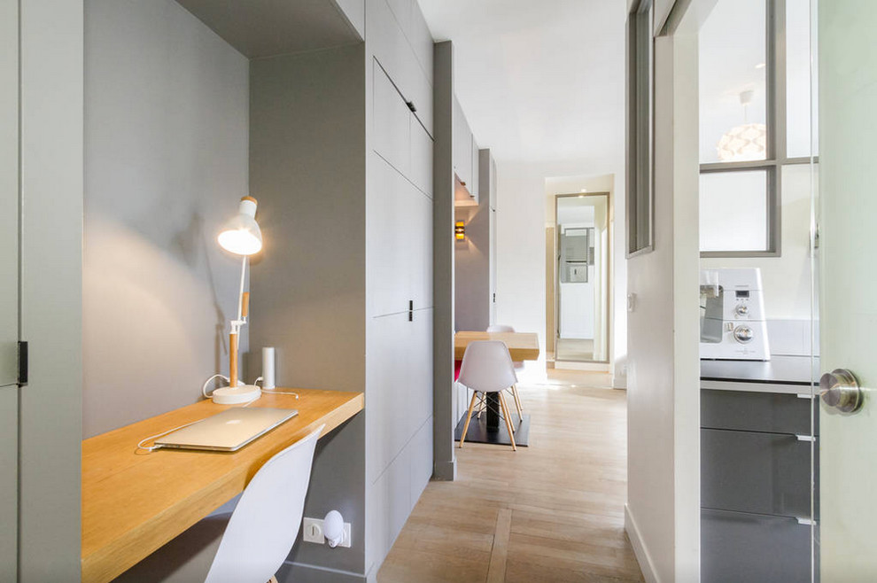 Mittelgroßer Moderner Flur mit weißer Wandfarbe, hellem Holzboden und braunem Boden in Paris