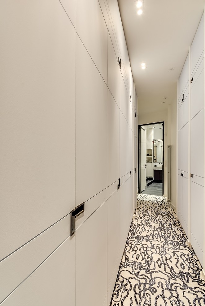 На фото: большой коридор в современном стиле с серыми стенами, бетонным полом и белым полом с