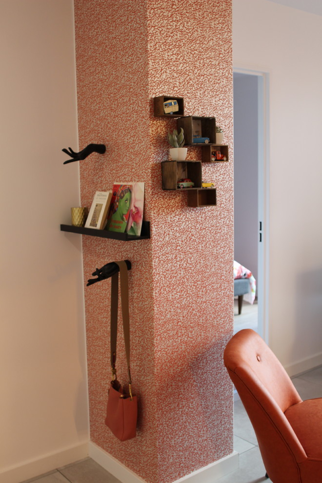 リヨンにある低価格の小さなトランジショナルスタイルのおしゃれな廊下 (オレンジの壁、セラミックタイルの床、白い床) の写真