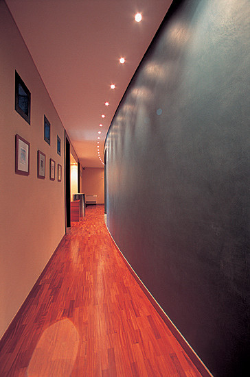 Imagen de recibidores y pasillos contemporáneos de tamaño medio con paredes rosas, suelo de madera en tonos medios y suelo marrón