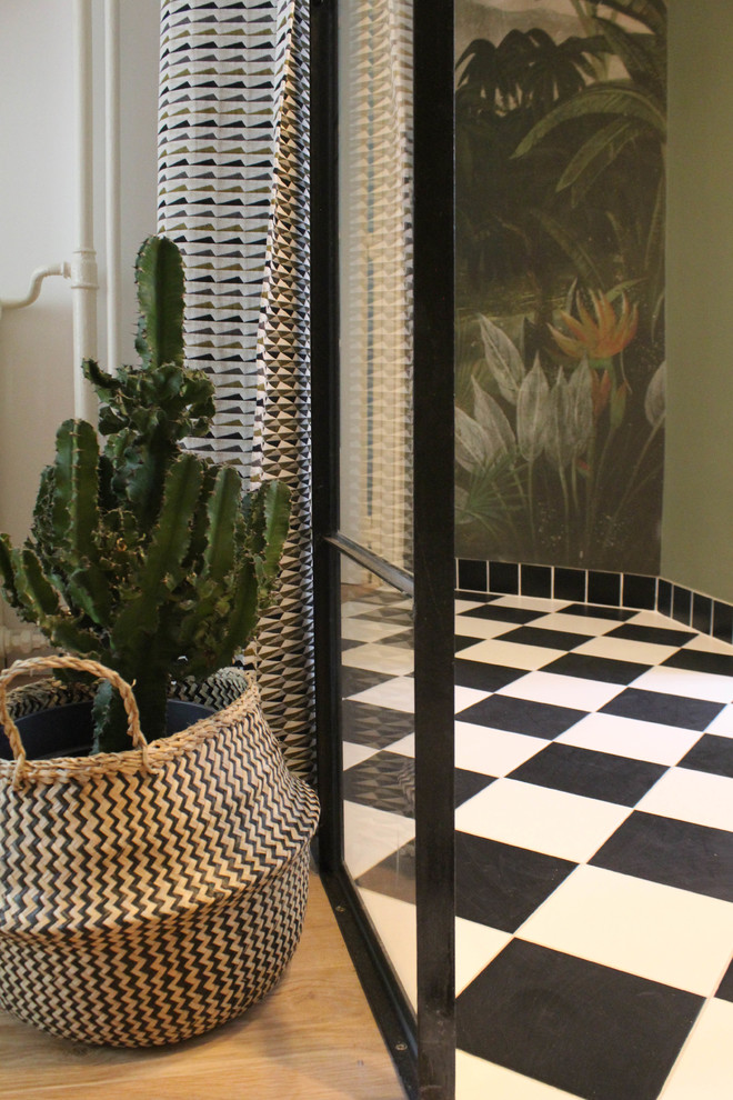 Идея дизайна: маленький коридор в современном стиле с зелеными стенами и полом из керамической плитки для на участке и в саду
