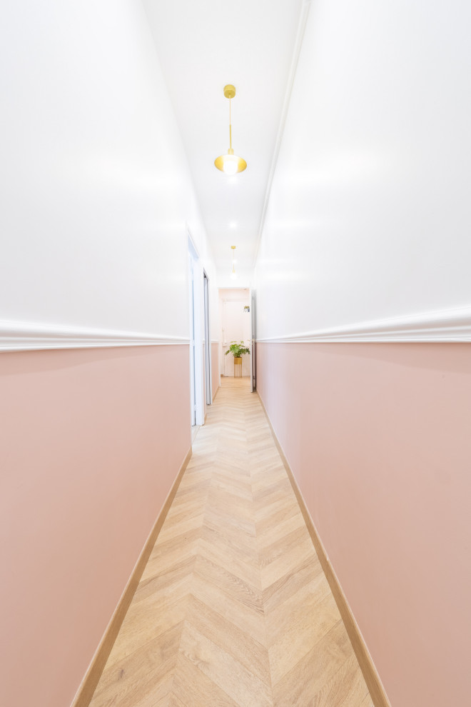 Idéer för att renovera en mellanstor funkis hall, med rosa väggar, ljust trägolv och beiget golv